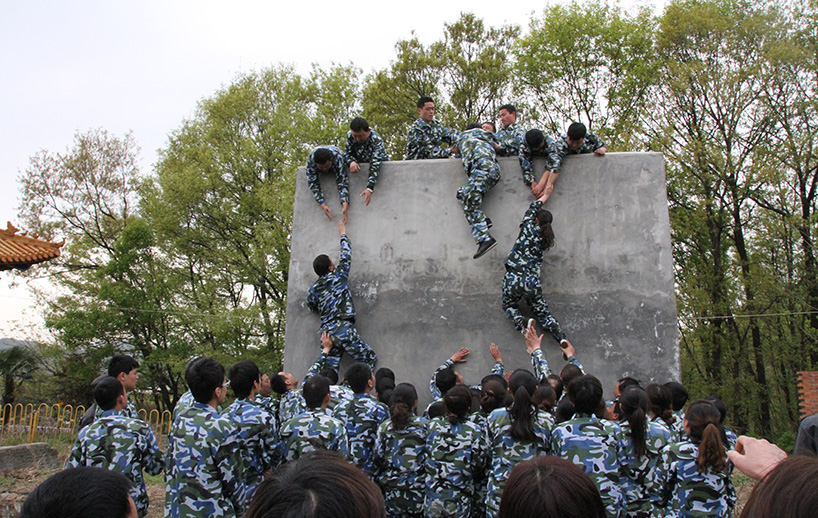 2013年4月，國凱置業薄山湖戶外拓展訓練